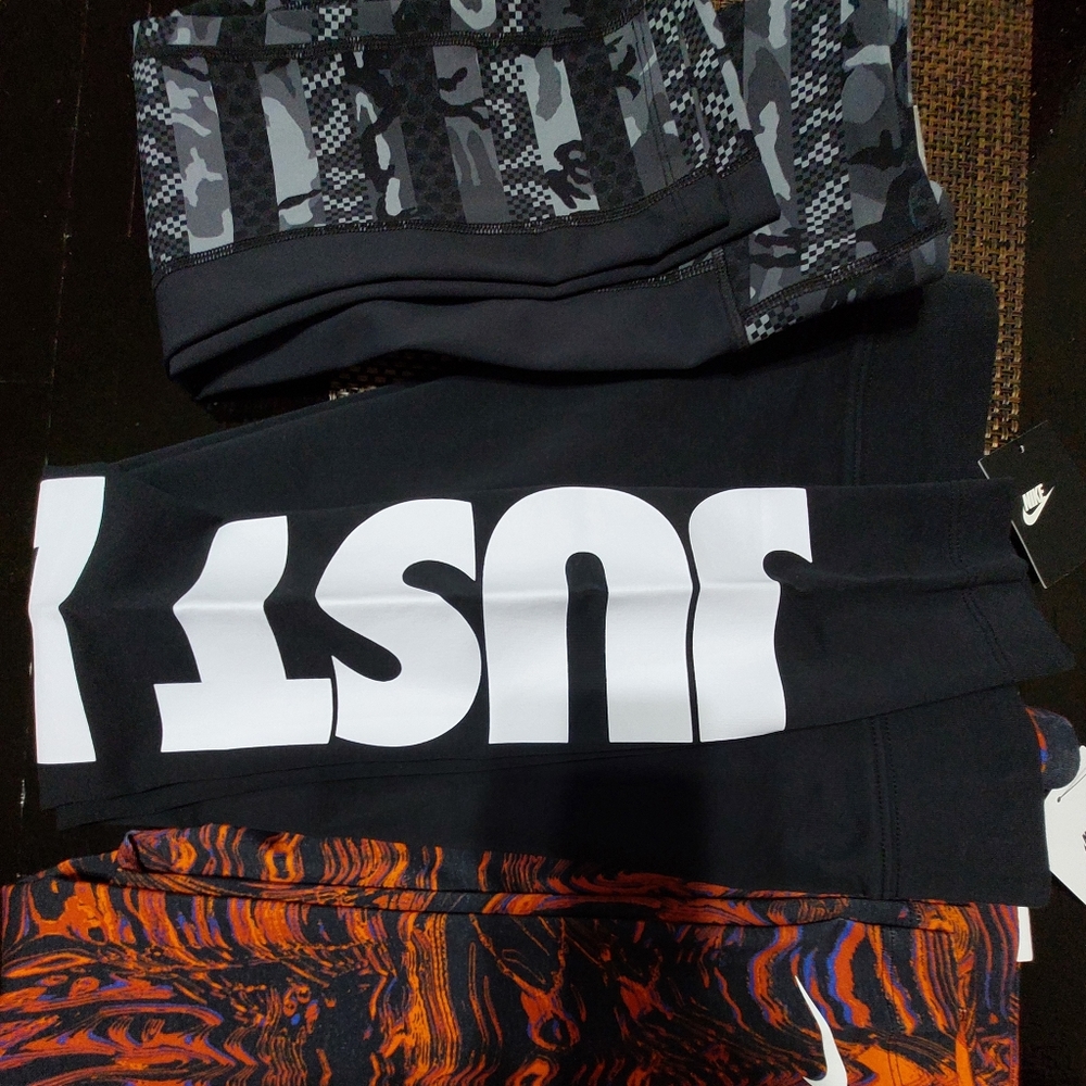 3 W. Nike leggings